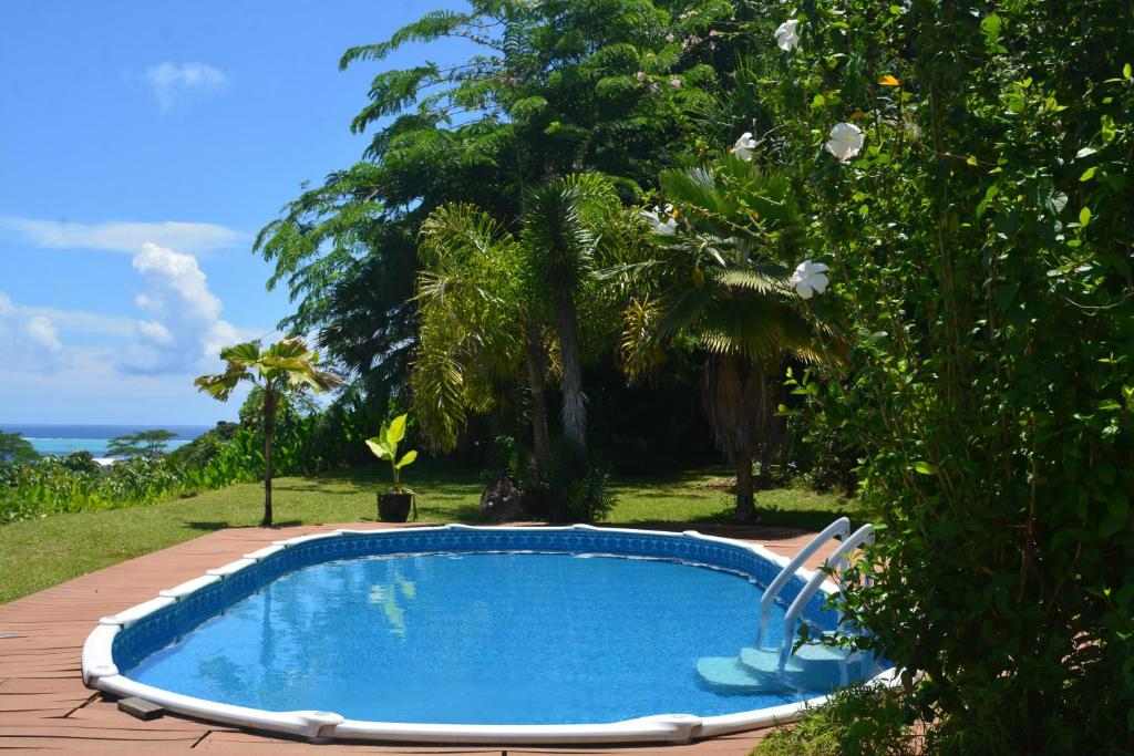 Pool with panoramic ocean view at Villa MERAHI
